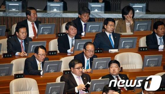 본문 이미지 - 안철수 무소속 의원을 비롯한 의원들이 29일 오후 서울 여의도 국회의사당에서 열린 본회의에서 표결하고 있다. 2013.4.29/뉴스1 © News1 유승관 기자
