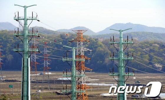 본문 이미지 - 경기 파주시의 개성공단 전력계통을 담당하는 문산변전소의 송전탑이 보이고 있다. 2013.4.29/뉴스1 © News1 양동욱 기자