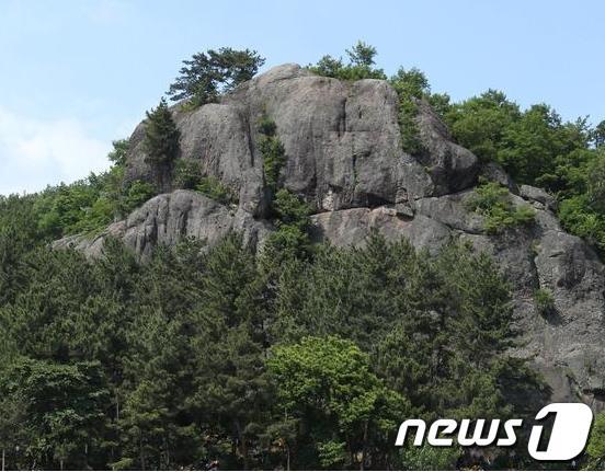 본문 이미지 - 경남 김해 고 노무현 전 대통령 사저 부근에 있는 부엉이바위 모습. ⓒ News1