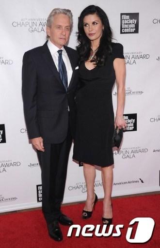 본문 이미지 - 마이클 더글라스와 부인 캐서린 제타-존스 © AFP=News1 