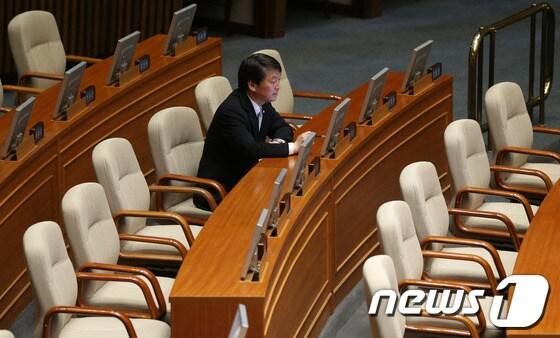 본문 이미지 - 안철수 무소속 의원이 30일 오후 서울 여의도 국회 본회의장에서 회의가 시작되기를 기다리고 있다. 2013.4.30/뉴스1 © News1 송원영 기자