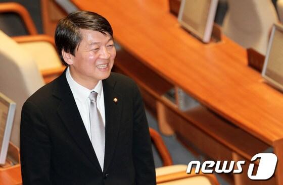 본문 이미지 - 안철수 의원(무소속)이 30일 서울 여의도 국회의사당 본회의장에 예정된 본회의 개회에 앞서 동료 의원들과 인사를 나누며 활짝 웃고 있다. 2013.4.30/뉴스1 © News1 오대일 기자