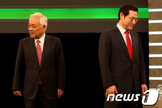 본문 이미지 - 30일 오후 서울 여의도 KBS방송국에서 열린 민주통합당 당대표 후보 초청 토론회에서 김한길(왼쪽), 이용섭 후보가 방송시작 전 악수를 나눈뒤 각자의 자리로 향하고 있다.2013.4.30/뉴스1 © News1 이광호 기자