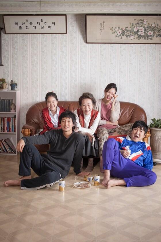 본문 이미지 - 영화 '고령화 가족'(흥미진진 제공). © News1
