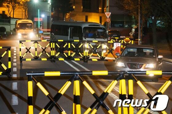 본문 이미지 - 검찰이 30일 밤 지난 대선과정에서 정치개입 의혹을 받고 있는 국가정보원에 대한 압수수색을 마친 후 차량을 이용해 서울 내곡동 국정원을 빠져나가고 있다. © News1 유승관 기자