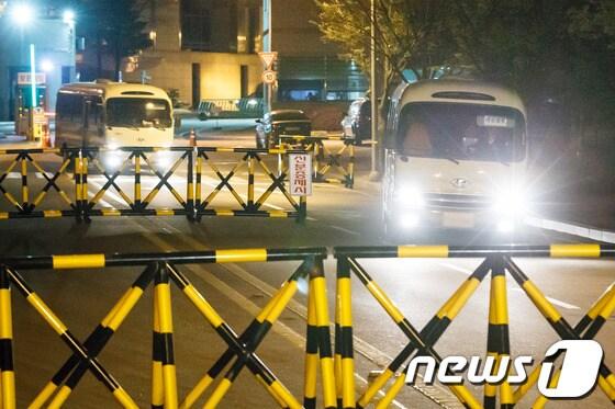 본문 이미지 - 지난달 30일 밤 국가정보원에 대한 압수수색을 마친 검찰 특별수사팀이 탄 차량이 서울 내곡동 국정원을 빠져나오고 있다. /뉴스1 © News1 유승관 기자