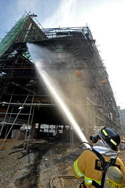 본문 이미지 - 4일 오전 8시 30분경 전북 전주시 중노송동 기린봉 아파트 앞 교회 신축공사장에서 화재가 발생해 소방대원들이 화재 진압을 하고 있다. 경찰은 인부들이 용접작업을 하던중 불똥이 스티로폼에 튀어 화재가 났다는 진술을 토대로 정확한 화재 원인을 조사중이다.2013.04.04/뉴스1 © News1   김대웅 기자