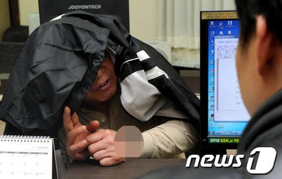 본문 이미지 - 2013년 4월4일 한때 '대도(大盜)'로 불렸던 조세형(75)이 서울 서초경찰서에서 빈집에 몰래 침입해 금품 등을 훔친 혐의로 조사를 받는 모습 2013.4.4/뉴스1 (자료사진)