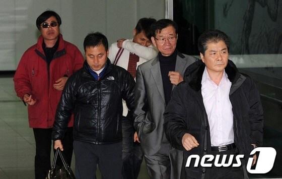 본문 이미지 - 북한이 개성공단에 대한 출경조치를 차단한지 이틀째인 4일 오후 경기도 파주시 남북출입사무소를 통해 개성공단 근로자들이 입경하고 있다. 2013.4.4/뉴스1 © News1 박지혜 기자