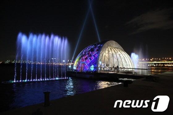 본문 이미지 - 여의도한강공원 "수상분수" ⓒ News1 2013.04.04/뉴스1 ⓒ News1