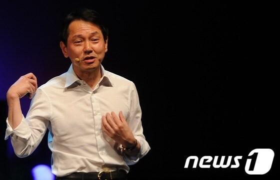 본문 이미지 - 원기찬 삼성전자 부사장이 지난 4월 4일 오후 서울 서대문구 이화여자대학교 삼성홀에서 열린 '열정樂서' 강연에서 ‘삼성우먼에 대한 오해와 진실’이란 주제로 강연하고 있다. 2013.4.4/뉴스1 © News1   손형주 기자