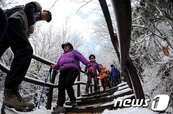 본문 이미지 - 지난해 4월 7일 서울 북한산국립공원(구기동~대남문 코스) 나뭇가지마다 활짝 핀 상고대가 등산객들의 눈길을 사로잡고 있다. /뉴스1 © News1 