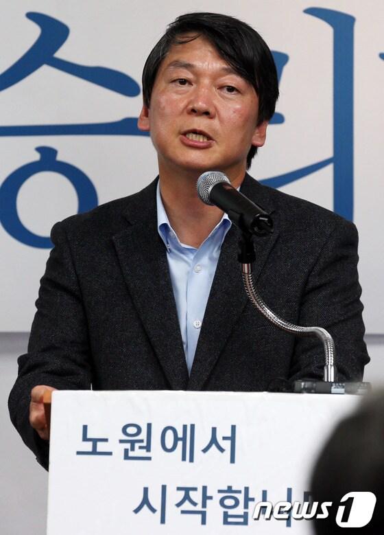 본문 이미지 - 4·24 재보궐선거 서울 노원병에 출마한 무소속 안철수 후보가 7일 오후 서울 노원구 상계동 미도빌딩에서 열린 '선거사무소 개소식'에서 인사말을 하고 있다. 2013.4.7/뉴스1 © News1 허경 기자