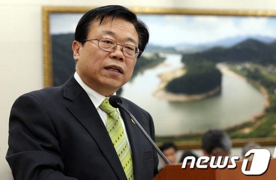 본문 이미지 - 이동필 농림수산식품부 장관이 지난 4월8일 오전 서울 여의도 국회에서 열린 농림축산식품해양수산위원회 전체회의에서 의원들에게 업무보고를 하고 있다. © News1 송원영 기자