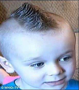 본문 이미지 - 모히칸식 머리 모양 때문에 유치원에서 되돌아 온 5살 에단 클로. (사진=데일리메일). © News1 