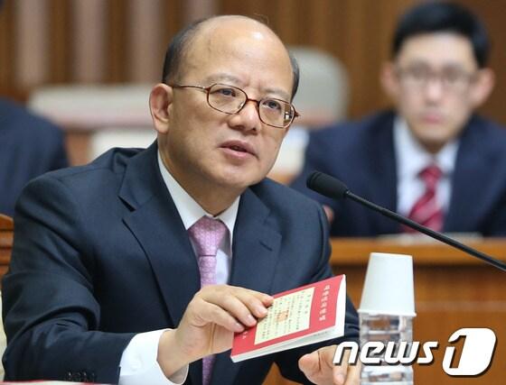 본문 이미지 - 박한철 헌법재판소장 후보자가 8일 서울 여의도 국회에서 열린 인사청문회에서 헌법수첩을 들고 의원들의 질의에 답하고 있다. 2013.4.8/뉴스1 © News1 송원영 기자