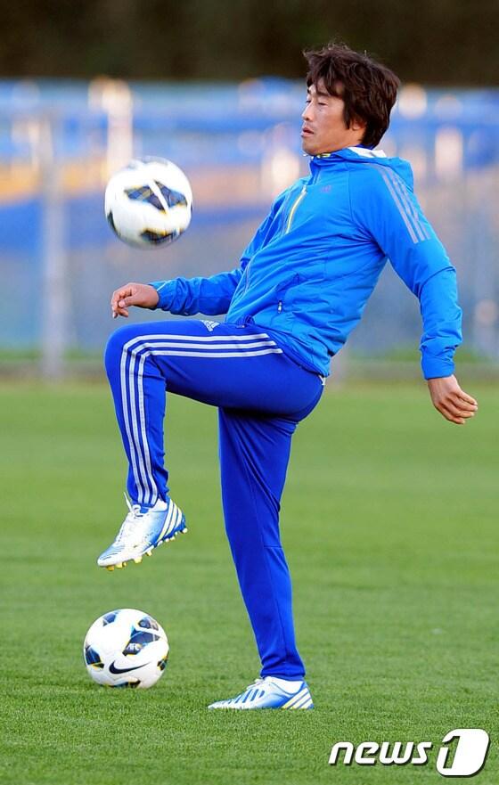 본문 이미지 - 서정원 수원 삼성 감독이 AFC 챔피언스리그 조별리그 4차전을 앞두고 훈련에 직접 참여하고 있다.(프로축구연맹제공) © News1  