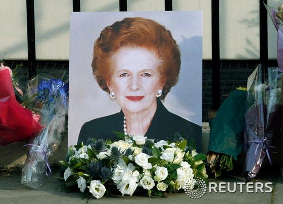 본문 이미지 - 마거릿 대처 전 총리의 타계가 보도된 후 대처 前 영국총리 자택앞에 추모객들이 가져다 놓은 초상화와 꽃 ©로이터= News1 