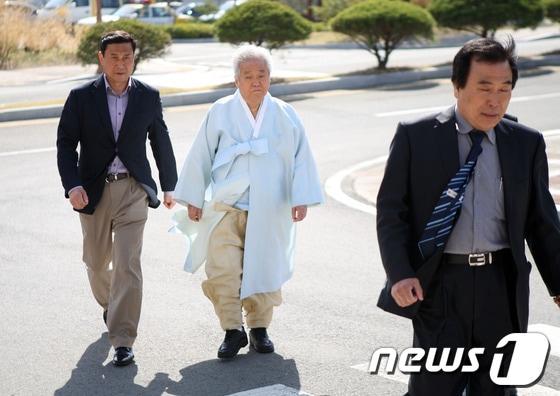 본문 이미지 - 최근덕 성균관장(가운데). © News1 최창호 기자