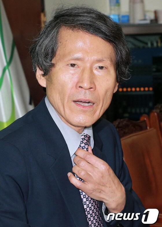본문 이미지 - 민주통합당 한상진 대선평가위원장이 9일 서울 여의도 국회 당대표실에서 가진 기자간담회에서 대선 패배 원인을 설명하고 있다. 대선평가위원회는 이날 공개한 대선평가보고서에서 ▲사전 준비와 전략 기획 미흡 ▲당 지도부의 책임의식과 리더십 취약 ▲계파정치로 인한 당의 분열 ▲민주당에 대한 국민적 신뢰 저하 ▲방만한 선대위 구성 ▲문 전 후보의 정치역량과 결단력 유약 등을 6대 패배 요인으로 분석했다. 2013.4.9/뉴스1 © News1 오대일 기자
