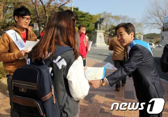 본문 이미지 - 이계영 동국대경주캠퍼스 총장이 학생들에게 건전한 대학문화를 지켜 줄 것을 당부하며 유인물을 나눠주고 있다./사진제공=동국대경주캠퍼스© News1  