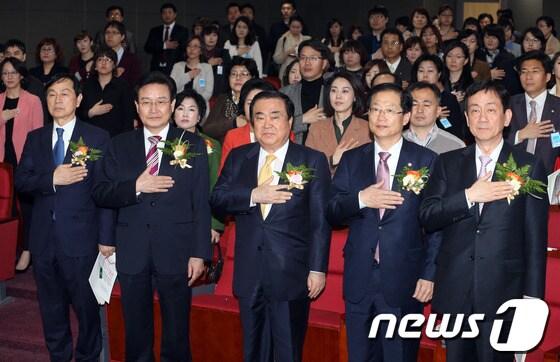 본문 이미지 - 9일 오후 서울 여의도 국회 의원회관에서 오제세 국회 보건복지위원장실 주최로 열린 환자안전법 제정을 위한 입법토론회에 참석한 진영 보건복지부장관(오른쪽) 이 참석자들과 국민의례를 하고 있다. 2013.4.9/뉴스1 © News1 허경 기자