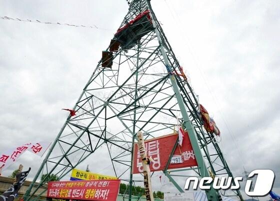 본문 이미지 - 제123회 세계 노동절인 지난 1일 현대차 울산3공장 명촌주차장 철탑농성장 모습. 2013.5.1/뉴스1 © News1   노화정 기자 