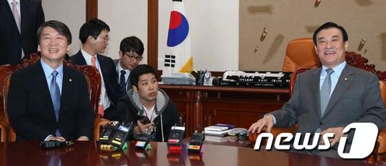본문 이미지 - 강창희 국회의장과 안철수 무소속 의원이 1일 오후 서울 여의도 국회 국회의장실에서 환담을 나누고 있다. 2013.5.1/뉴스1 © News1 송원영 기자