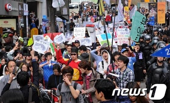 본문 이미지 - 노동절의 날을 맞은 1일 오후 알바연대 회원 및 대학생 알바노동자들이 최저임금 인상과 알바 노동자들의 근로개선을 요구하며 명동거리를 행진하고 있다. © News1 손형주 기자