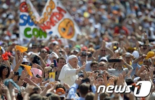 본문 이미지 - 프란치스코 교황이 1일(현지시간) 노동절을 맞아 성베드로 광장에서 가진 '주간 일반 알현'에 모인 수천 명의 사람들의 환영에 화답하고 있다. © AFP=News1 김정한 기자