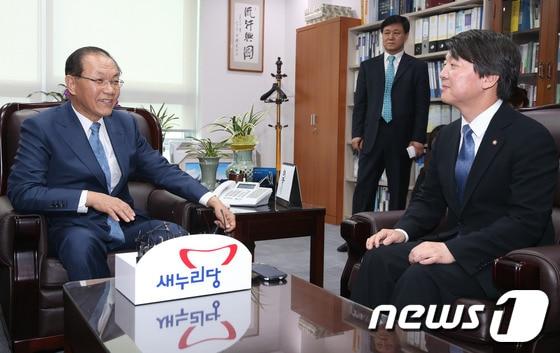 본문 이미지 - 황우여 새누리당 대표가 10일 서울 여의도 국회 의원회관 황 대표 사무실을 찾은 안철수 무소속 의원과 만나 환담을 나누고 있다. 2013.5.10/뉴스1 © News1 송원영 기자