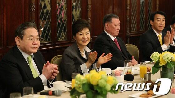 본문 이미지 - 박근혜 대통령이 8일(현지시간) 미국 워싱턴 해이 애덤스 호텔에서 열린 수행 경제인들과의 조찬에서 박수를 치고 있다. 왼쪽부터 이건희 삼성전자 회장, 박 대통령, 정몽구 현대차그룹 회장, 김창근 DK수펙스협 의장.(청와대 제공)2013.5.10/뉴스1 © News1 