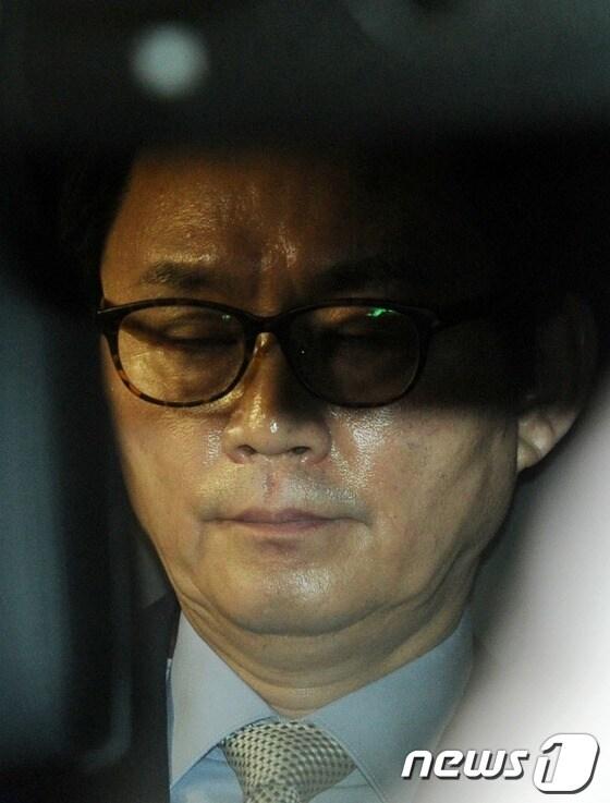 본문 이미지 - 박근혜 대통령의 미국 방문 수행 중 성추행 의혹으로 전격 경질된 윤창중 청와대 전 대변인이 11일 오전 서울 종로구 부암동 AW컨벤션센터에서 해명 기자회견 마친 뒤 차량에 탑승해 있다. 윤 전 대변인은 박 대통령의 방미 기간 중 주미 한국대사관에서 비서로 파견한 인턴 여직원 A(21)씨를 성추행한 의혹을 받고 있다. 2013.5.11/뉴스1 © News1 손형주 기자