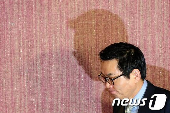 본문 이미지 - 박근혜 대통령의 미국 방문 수행 중 인턴 성추행 의혹으로 경질된 윤창중 청와대 전 대변인./뉴스1 © News1 한재호 기자