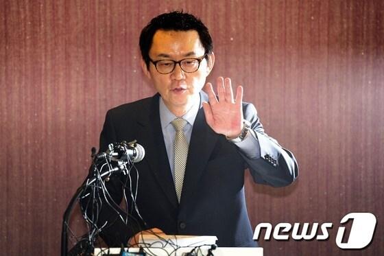 본문 이미지 - 박근혜 대통령의 미국 방문 수행 중 성추행 의혹으로 전격 경질된 윤창중 청와대 전 대변인이 지난 5월 11일 서울 종로구 부암동 AW컨벤션센터에서 기자회견을 열고 의혹을 전면 부인하는 해명을 하고 있다. 윤 전 대변인은 박 대통령의 방미 기간 중 주미 한국대사관에서 비서로 파견한 인턴 여직원 A&#40;21&#41;씨를 성추행한 의혹을 받고 있다. 2013.5.11/뉴스1 © News1 한재호 기자