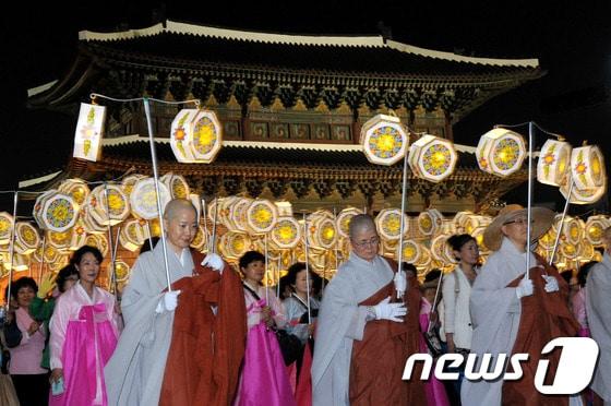 본문 이미지 - 부처님오신날(불기 2557년)을 엿새 앞둔 11일 밤 서울 중구 필동 동국대학교를 출발해 동대문을 지나 조계사를 향해 형형색색의 연등행렬이 펼쳐지고 있다. /뉴스1 © News1 박정호 기자