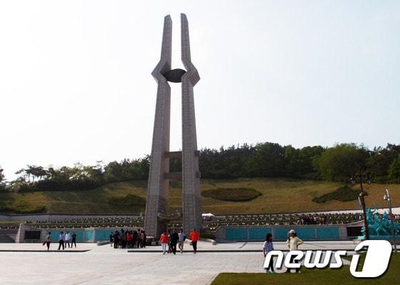 본문 이미지 - 5·18 민주화운동 33주년을 앞두고 시민들이 광주 북구 운정동 국립 5·18 민주묘지를 참배하고 있다. (뉴스1 자료사진) © News1 위안나 기자