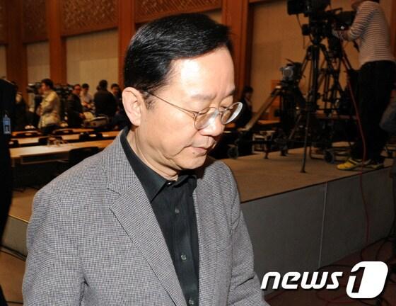 본문 이미지 - 허태열 비서실장은 12일 기자회견을 통해 이남기 홍보수석이 사의를 표명했다고 밝혔다. 사진은 이남기 홍보수석이 지난 3월 브리핑 후 청와대 춘추관을 빠져나오는 모습 2013.5.12 뉴스1 © News1 이종덕 기자
