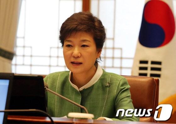 본문 이미지 - 박근혜 대통령이 13일 오전 청와대에서 수석비서관회의를 주재하고 방미기간 말미에 발생한 불미스러운 일에 대해 대국민 사과를 하고 있다. (문화체육관광부 제공) 2013.5.13/뉴스1 © News1 박철중 기자