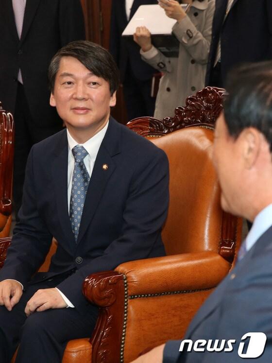 본문 이미지 - 강창희 국회의장이 지난 13일 오전 서울 여의도 국회의장실을 방문한 안철수 의원이 대화를 하고 있다. 이날 안 의원은 교육문화체육관광위원회, 보건복지위원회, 환경노동위원회 등 3곳의 상임위 중 한 곳에 배정되길 희망한다는 뜻을 강 의장에게 전달했다고 밝혔다. 2013.5.13/뉴스1 © News1 송원영 기자