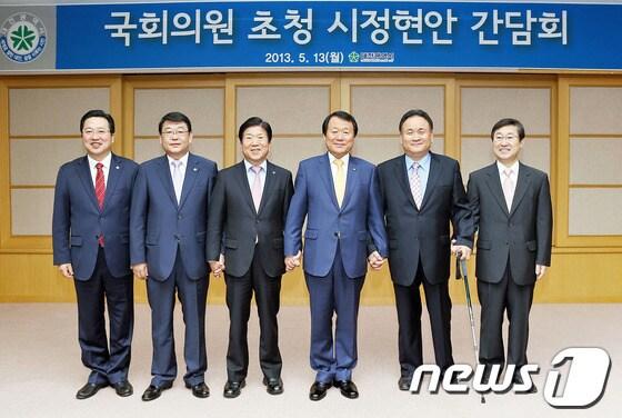 본문 이미지 - 대전지역 국회의원들이 13일 오전 염홍철 대전시장의 초청으로 간담회에 참석해 지역현안에 대한 많은 얘기를 나눴다. 왼쪽부터 이장우, 박성효 의원, 박병석 부의장, 염홍철 대전시장, 이상민, 박범계 의원 2013.05.13. 뉴스1 유진희 기자© News1 