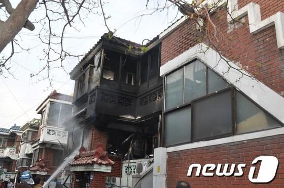 본문 이미지 - 지난 13일 인천시 부평구 십정동의 한 빌라에서 2층에 사는 집주인 A씨가 1층에 사는 세입자 B(51)씨와 층간소음 등 문제로 다투다 B씨 집에 불을 질러 B씨의 딸(27)과 남자친구 등 2명을 숨지게 하는 사건이 발생했다. 사진은 당시 화재 현장 모습. (인천부평소방서 제공) © News1 