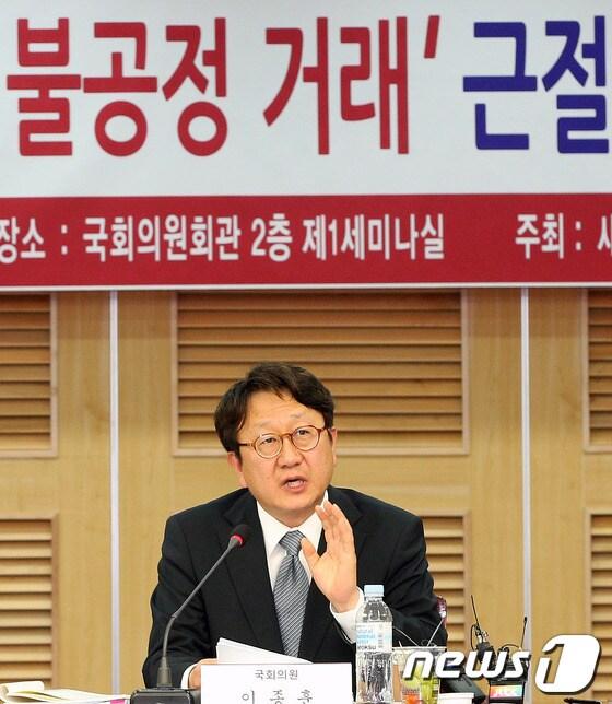 본문 이미지 - 지난 14일 오전 서울 여의도 국회 의원회관 세미나실에서 열린 새누리당 경제민주화실천모임 주최 '대기업과 영업점 간 불공정 행위 근절방안 정책간담회'에서 이종훈 의원이 발제를 하고 있다. © News1 오대일 기자
