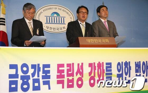 본문 이미지 - 민주당 민병두, 이종걸 의원과 고동원 성균관대 법학전문대학원 교수가 14일 오전 서울 여의도 국회 정론관에서 기자회견을 열고 '금융 감독 독립성' 법안에 대해 설명하고 있다.2013.5.14/뉴스1 © News1 송원영 기자