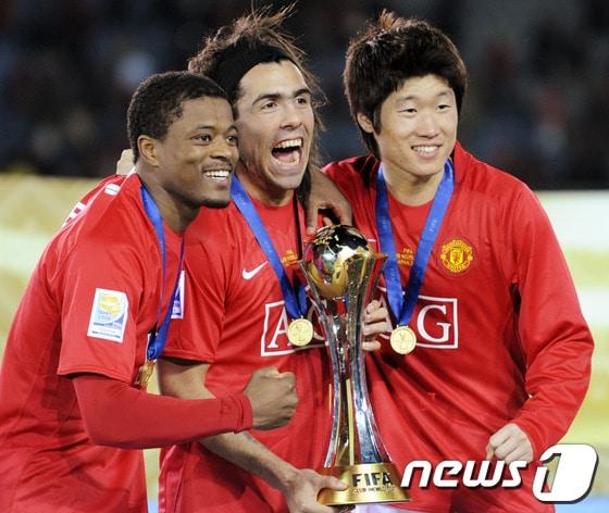 본문 이미지 - 2008년 맨체스터 유나이티드 소속으로 FIFA 클럽 월드컵에서 우승을 차지하고 에브라, 테베스, 박지성(왼쪽부터)이 환호하고 있다.© AFP=News1  