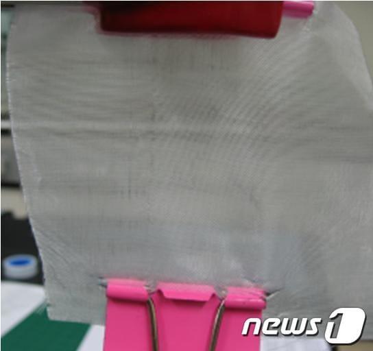 본문 이미지 - KAIST 윤춘섭 교수 연구팀에 이번에 개발한 유리섬유직물 사진.(사진=KAIST 제공).© News1 