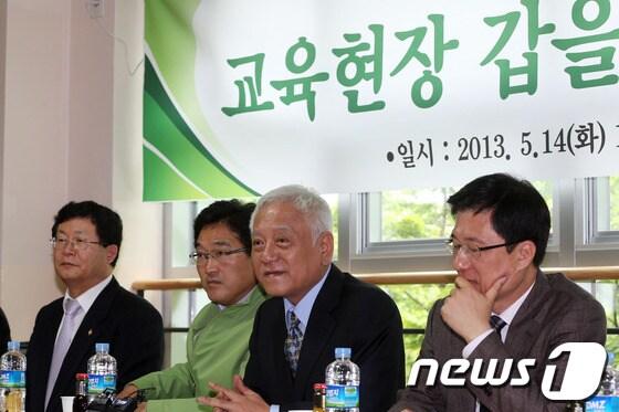 본문 이미지 - '을' 을 위한 민생현장 방문에 나선 김한길 민주당 대표가 14일 오전 경기도 부천 계남고등학교에서 기간제 교사 및 비정규직원과의 만남을 갖고 있다. 2013.5.14/뉴스1 © News1 허경 기자