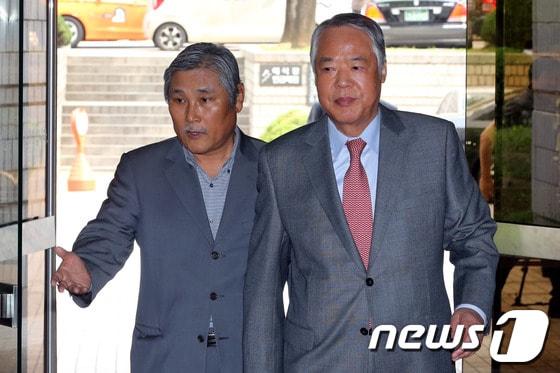 본문 이미지 - 임경묵 전 국가안보전략연구소 이사장(오른쪽)/뉴스1