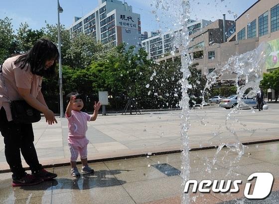 본문 이미지 - 기상청은 석가탄신일인 17일 전국이 대체로 맑은 가운데 낮 최고기온은 16~28도가 되겠다고 예보했다. © News1 노화정 기자