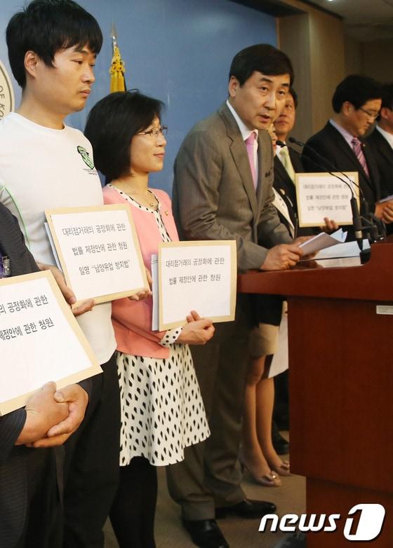 본문 이미지 - 14일 오후 서울 여의도 국회 정론관에서 민주당과 진보정의당 의원들이 대리점본사와 대리점사업자간에 표준대리점계약서 사용을 의무화하고 대리점본사의 우월적 지위를 이용한 불공정거래행위의 유형을 구체적으로 규정해 불공정거래행위를 금지토록 하는 내용을 골자로 하는 '대리점거래의 공정화에 관한 법률(일명 남양유업방지법)' 제정을 청원하는 기자회견을 하고 있다. 이날 기자회견에는 민주당 이종걸, 민병두, 우원식, 윤관석 의원과 진보정의당 김제남 의원, 이창섭 남양유업 대리점 피해자 협의회장 등이 참석했다. 2013.5.14/뉴스1 © News1 송원영 기자
